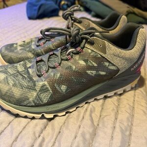 Merrell Women's Gray and Pink Athletic Shoes